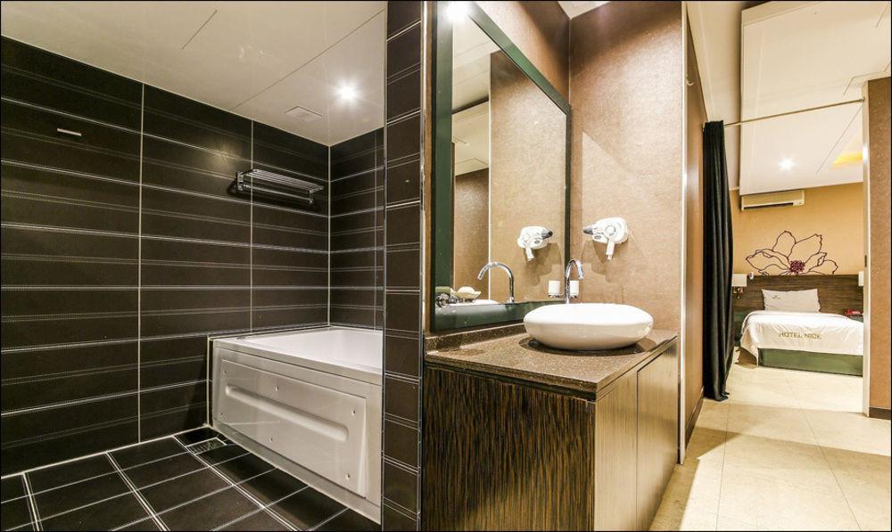 Nice Hotel Uijeongbu Bagian luar foto